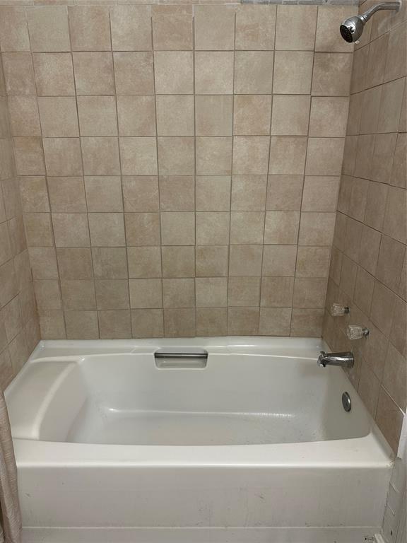 846 Truman Circle Lancaster, TX 75146 - Photo 18 of 30 a bathroom with a bathtub
