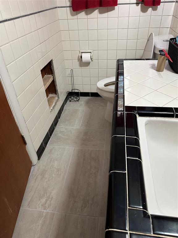 846 Truman Circle Lancaster, TX 75146 - Photo 21 of 30 a bathroom with a sink a toilet and shower