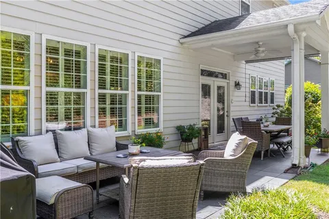 a view of a house with backyard