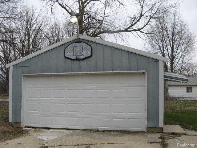 4248 O O'Connor Road Flint, MI 48504 - Photo 5 of 5 garage