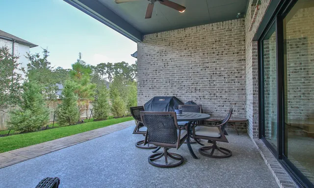 $940,000 | 902 Falcon Hollow Lane, Pinehurst, TX 77362