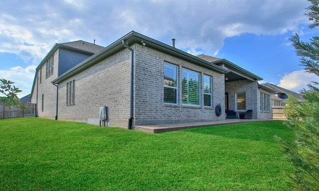 $940,000 | 902 Falcon Hollow Lane, Pinehurst, TX 77362