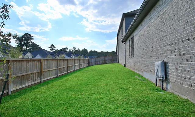 $940,000 | 902 Falcon Hollow Lane, Pinehurst, TX 77362