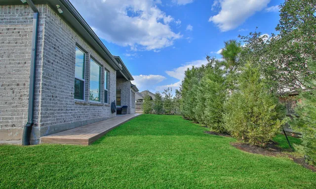 $940,000 | 902 Falcon Hollow Lane, Pinehurst, TX 77362