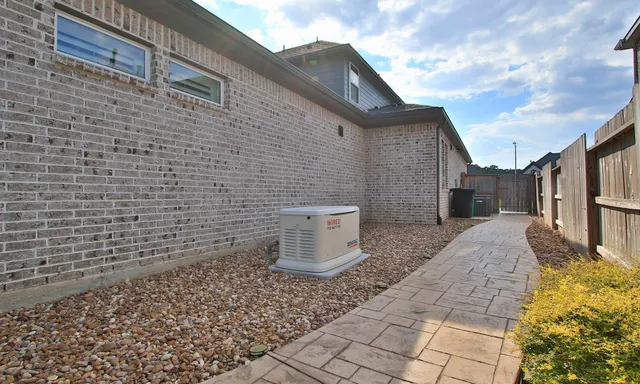 $940,000 | 902 Falcon Hollow Lane, Pinehurst, TX 77362