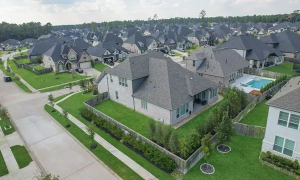 $899,000 | 902 Falcon Hollow Lane, Pinehurst, TX 77362