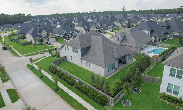 $940,000 | 902 Falcon Hollow Lane, Pinehurst, TX 77362