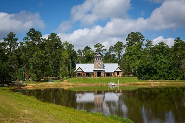 $940,000 | 902 Falcon Hollow Lane, Pinehurst, TX 77362