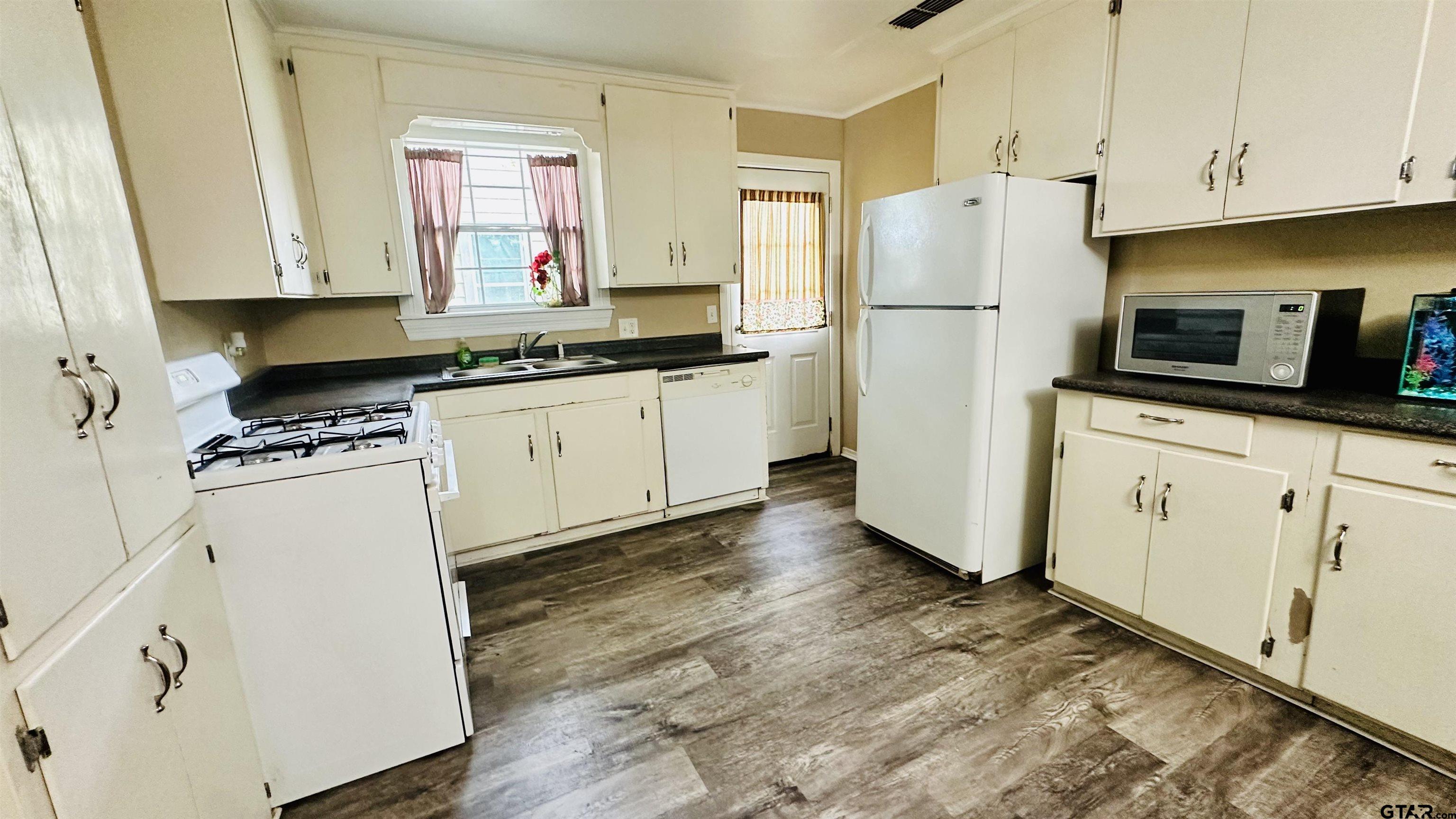 706 Layton Street Kilgore, TX 75662 - Photo 3 of 13