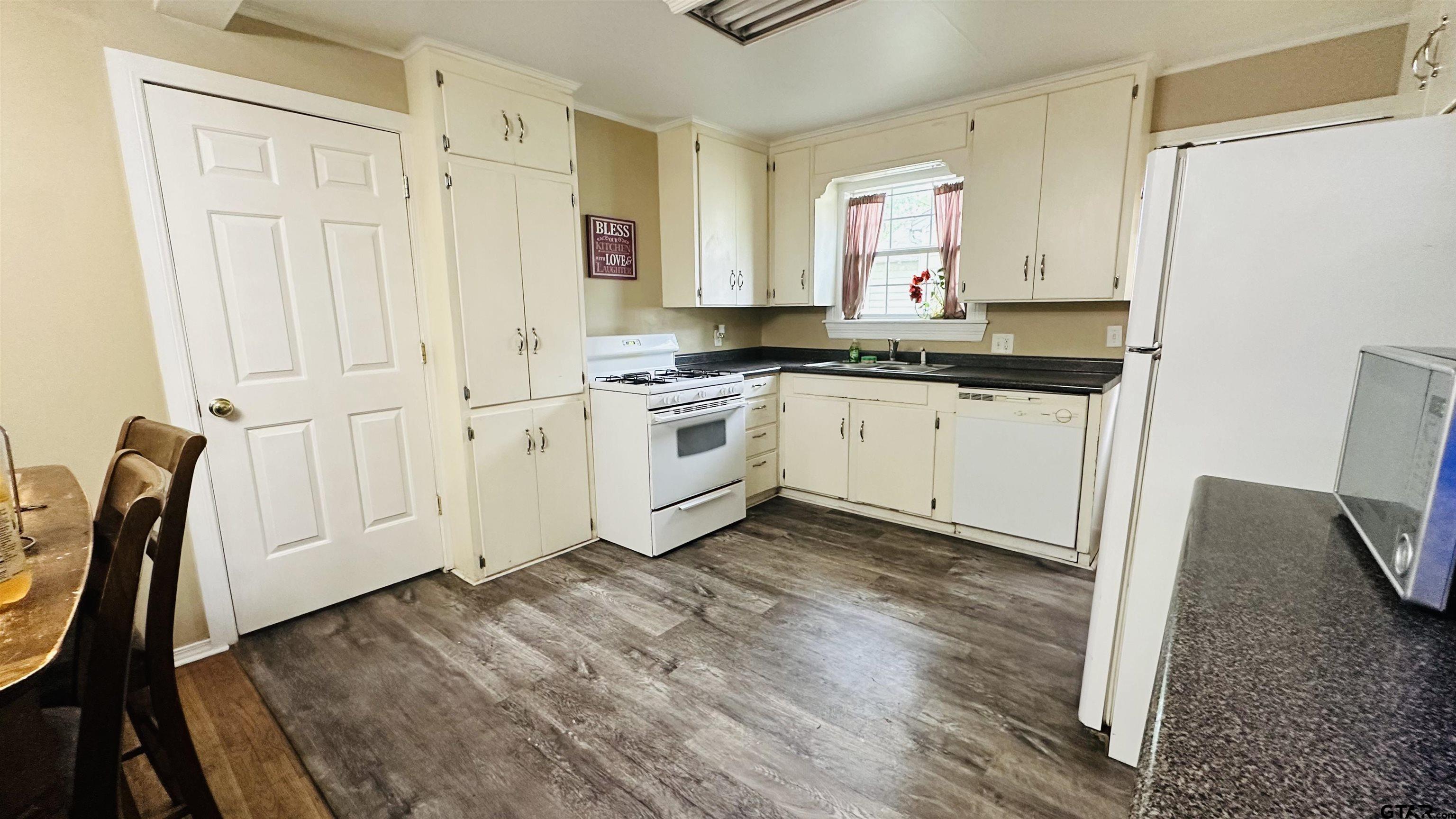 706 Layton Street Kilgore, TX 75662 - Photo 4 of 13