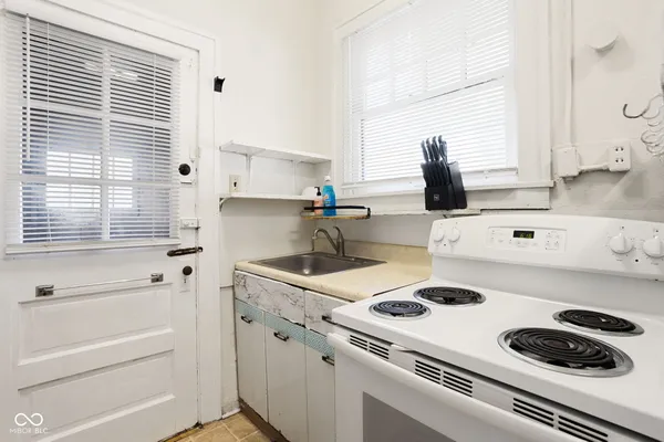 $1,300 | 784 Woodruff Pl E Drive, Unit 2, Indianapolis, IN 46201