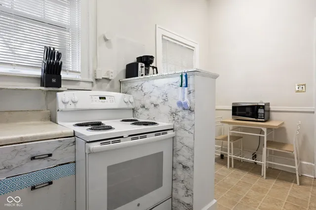 $1,300 | 784 Woodruff Pl E Drive, Unit 2, Indianapolis, IN 46201