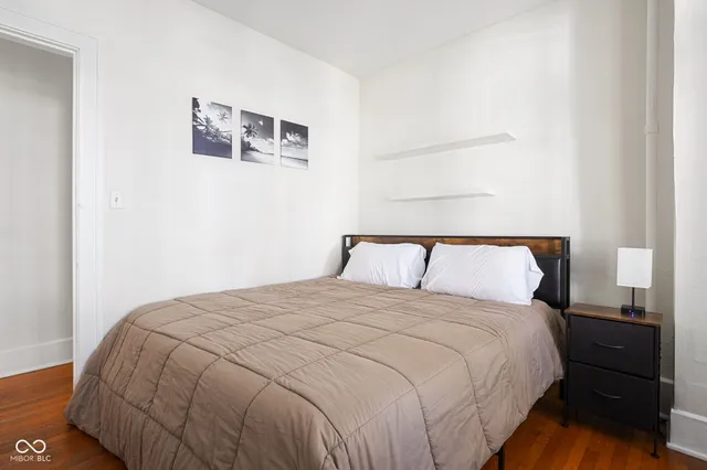 $1,300 | 784 Woodruff Pl E Drive, Unit 2, Indianapolis, IN 46201