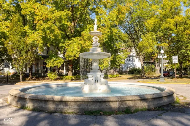 $1,300 | 784 Woodruff Pl E Drive, Unit 2, Indianapolis, IN 46201