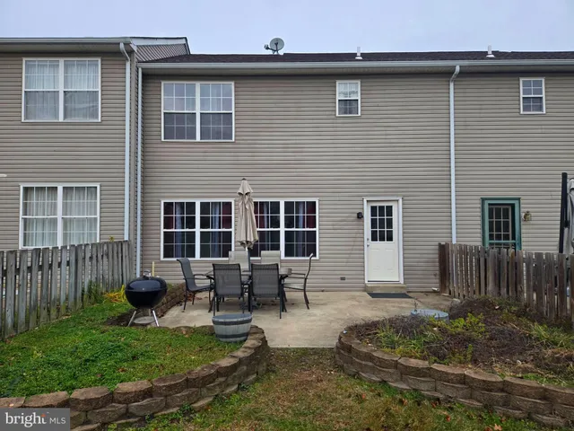 a front view of house with yard