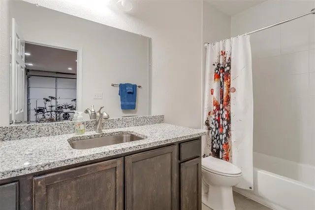 a view of an outdoor space yard