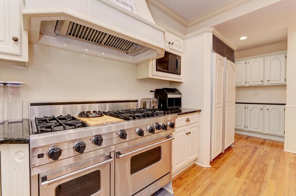 1499 Sheridan Road Highland Park, IL 60035 - Photo 29 of 87 a kitchen with stainless steel appliances granite countertop a stove and a refrigerator