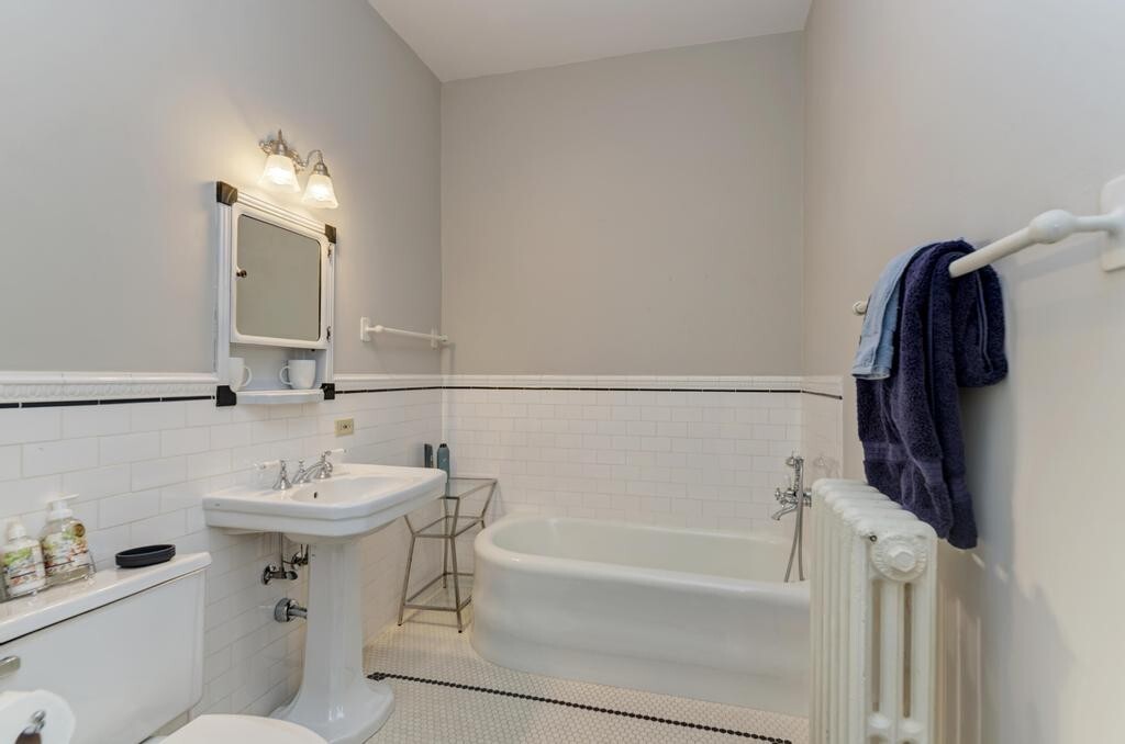 1499 Sheridan Road Highland Park, IL 60035 - Photo 35 of 84 a bathroom with a sink a toilet and a bathtub