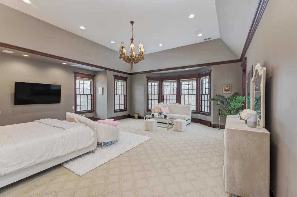 1499 Sheridan Road Highland Park, IL 60035 - Photo 49 of 87 a spacious bedroom with a bed and a large mirror