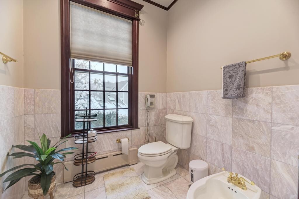 1499 Sheridan Road Highland Park, IL 60035 - Photo 54 of 87 a bathroom with a toilet and a shower