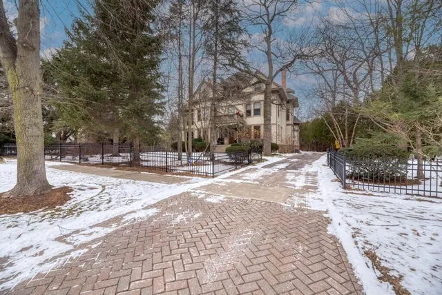 $2,480,000 | 1499 Sheridan Road, Highland Park, IL 60035