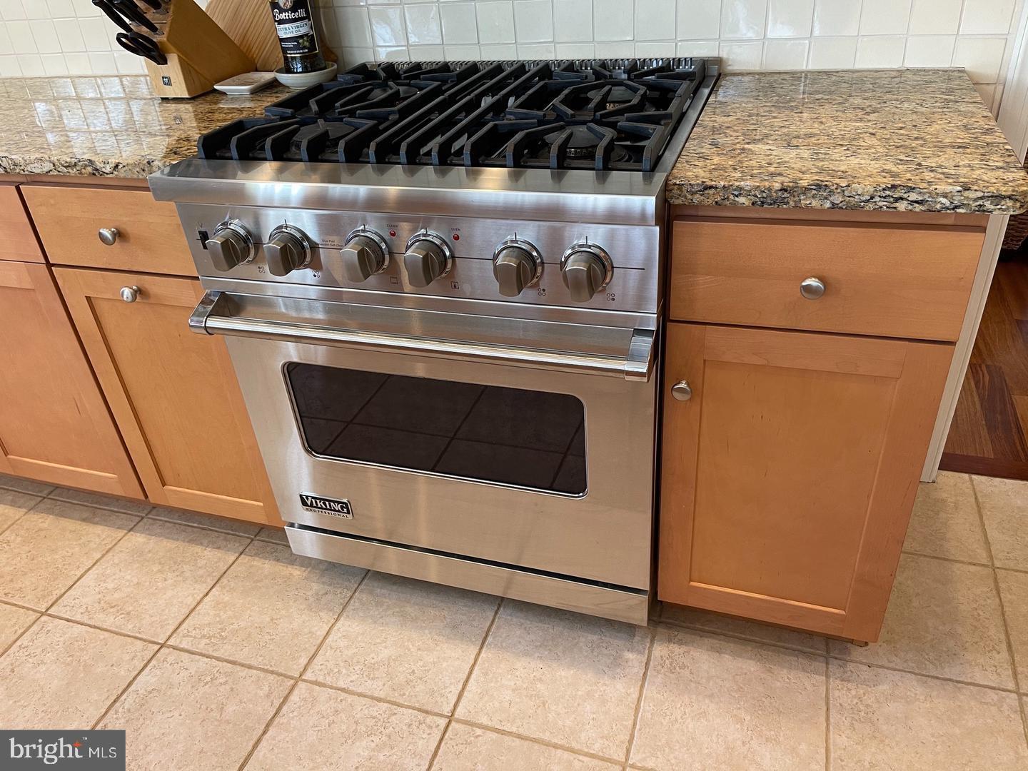 104 Camp David Road Wilmington, DE 19810 - Photo 15 of 36 Viking gas stove with convection