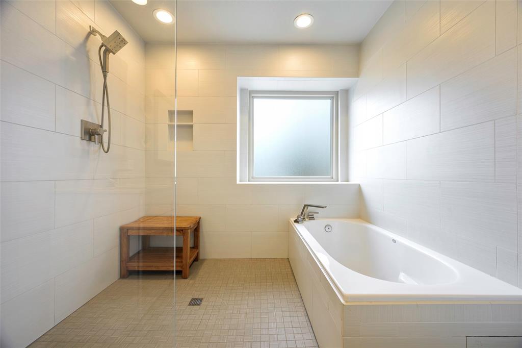 2903 Fort Point Lane Carrollton, TX 75007 - Photo 20 of 27 a bathroom with a tub a sink and a window