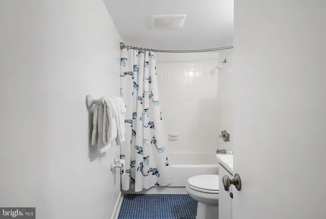 a view of entryway with livingroom