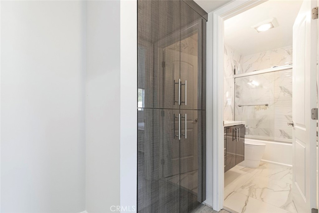 7901 Vía Stefano Burbank, CA 91504 - Photo 28 of 58 a bathroom with a bathtub and a shower