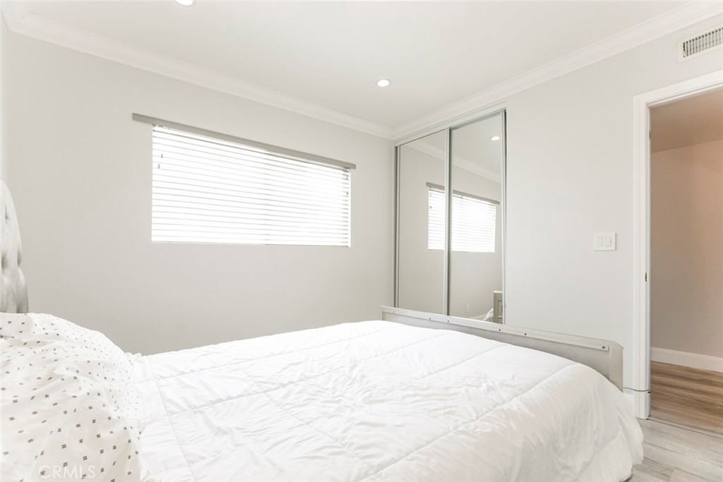 7901 Vía Stefano Burbank, CA 91504 - Photo 33 of 58 a bedroom with a large bed and a window