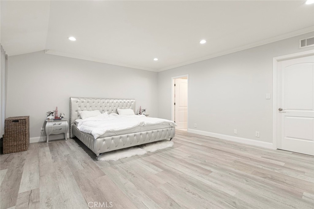 7901 Vía Stefano Burbank, CA 91504 - Photo 34 of 58 a spacious bedroom with a bed and a table