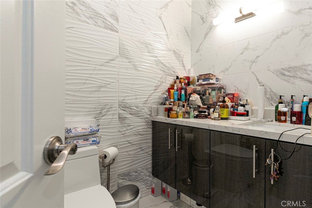 7901 Vía Stefano Burbank, CA 91504 - Photo 36 of 58 a bathroom with a sink and a toilet