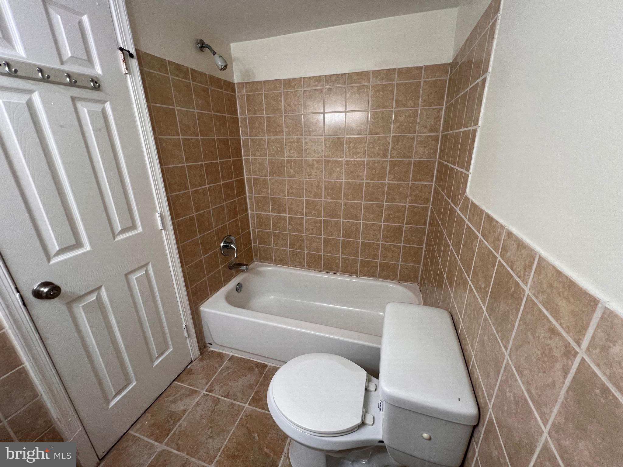 3964 Bel Pre Road, Unit 8 Silver Spring, MD 20906 - Photo 6 of 16 a bathroom with a toilet a sink and bathtub