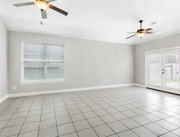 $2,100 | 304 Country Crossing Circle, Magnolia, TX 77354