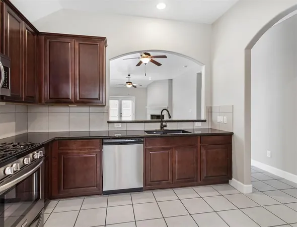 $2,100 | 304 Country Crossing Circle, Magnolia, TX 77354