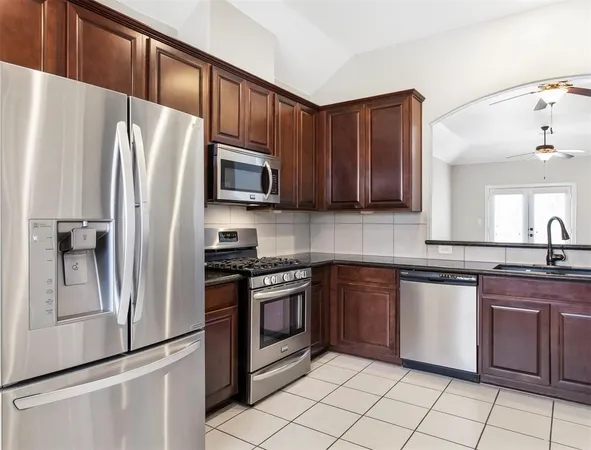 $2,100 | 304 Country Crossing Circle, Magnolia, TX 77354