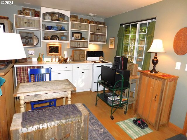 9864 Beach Drive Birkenfeld, OR 97016 - Photo 10 of 31 Living Room