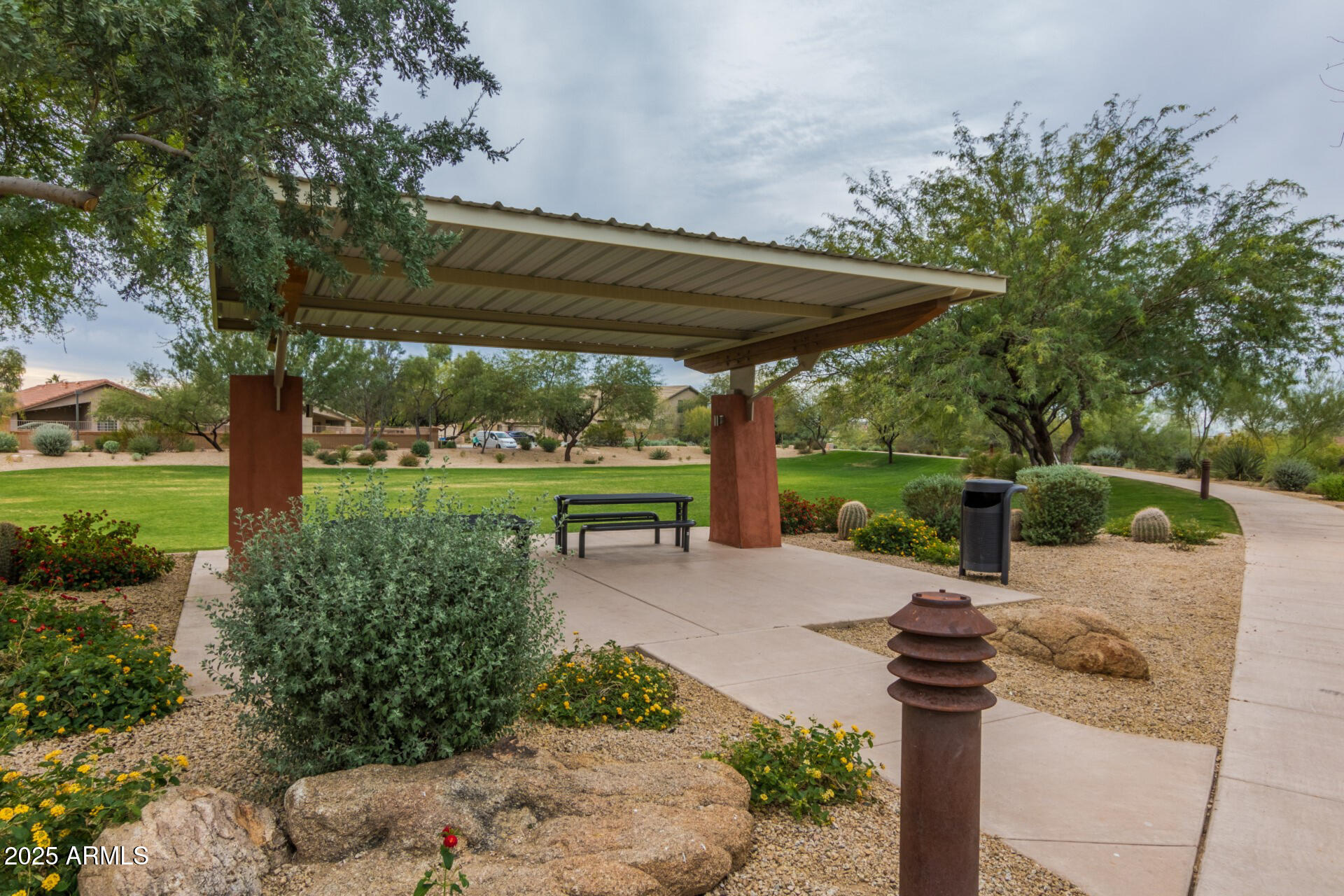 20660 North 40th Street, Unit 2120 Phoenix, AZ 85050 - Photo 38 of 39 a view of a backyard with sitting area and garden