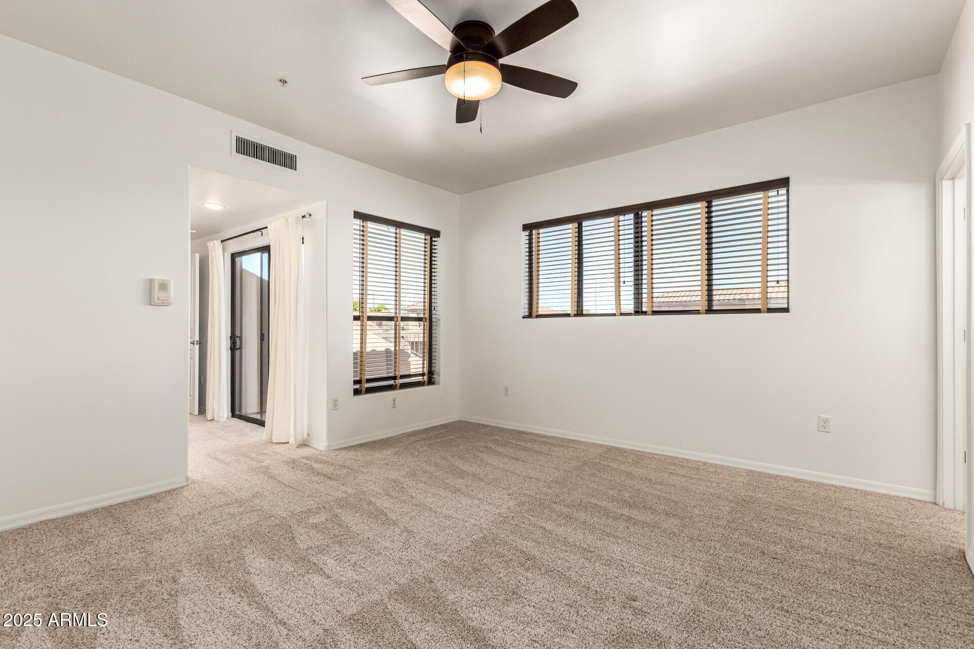 20660 North 40th Street, Unit 2120 Phoenix, AZ 85050 - Photo 10 of 39 a view of an empty room with a window