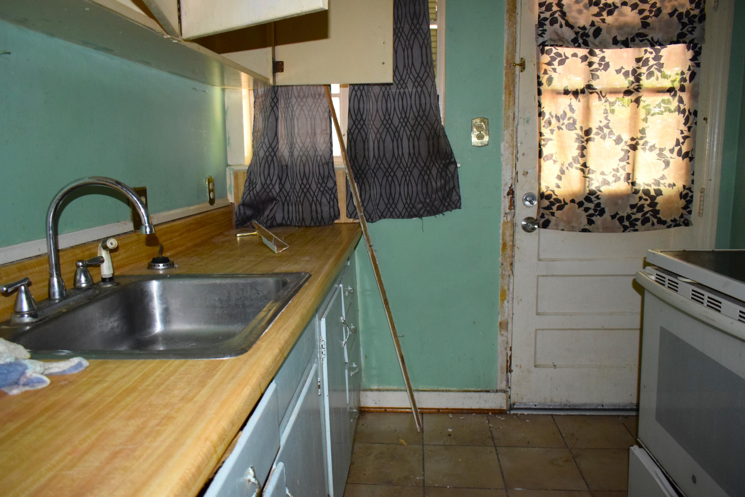 1433 Troupe Street Augusta, GA 30904 - Photo 7 of 16 DSC_0092