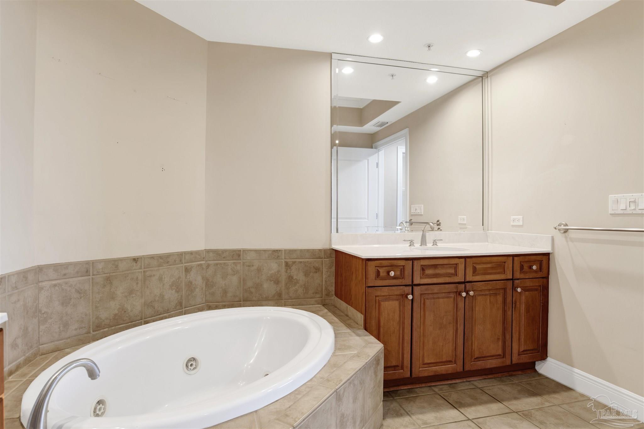 612 Lost Key Drive, Unit 401B Pensacola, FL 32507 - Photo 10 of 34 a bathroom with a bathtub and a sink