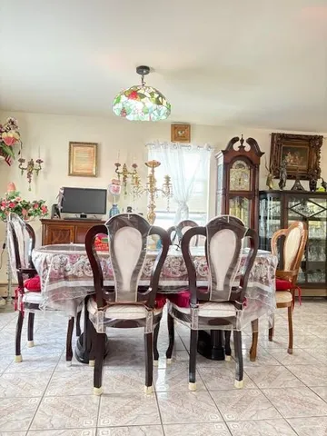 a view of a livingroom with furniture