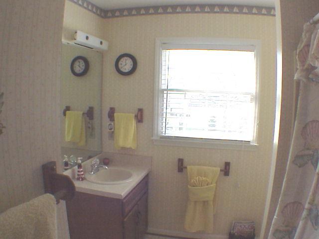 5030 Huntridge Road Roanoke, VA 24012 - Photo 18 of 26 Bathfoom