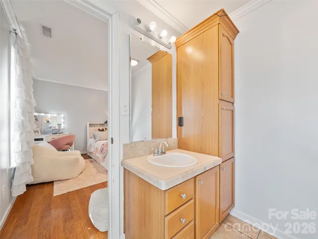 a en suite bathroom with a double vanity sink and mirror