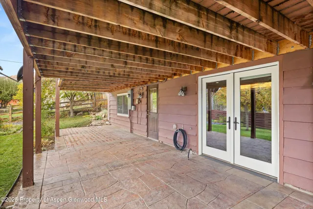 a view of yard with tree