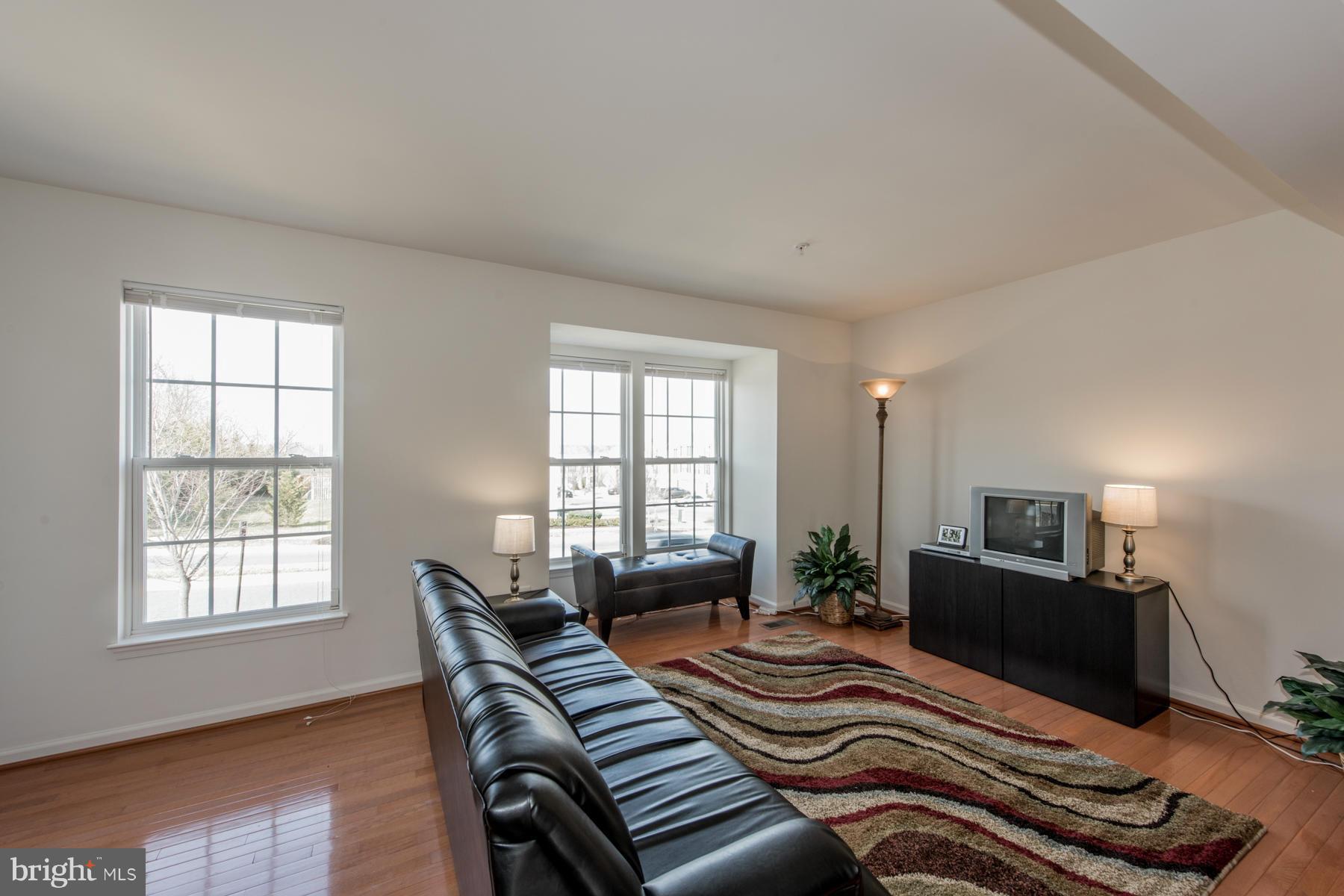 7601 Fairbrook Road Baltimore, MD 21244 - Photo 4 of 29 Living Room