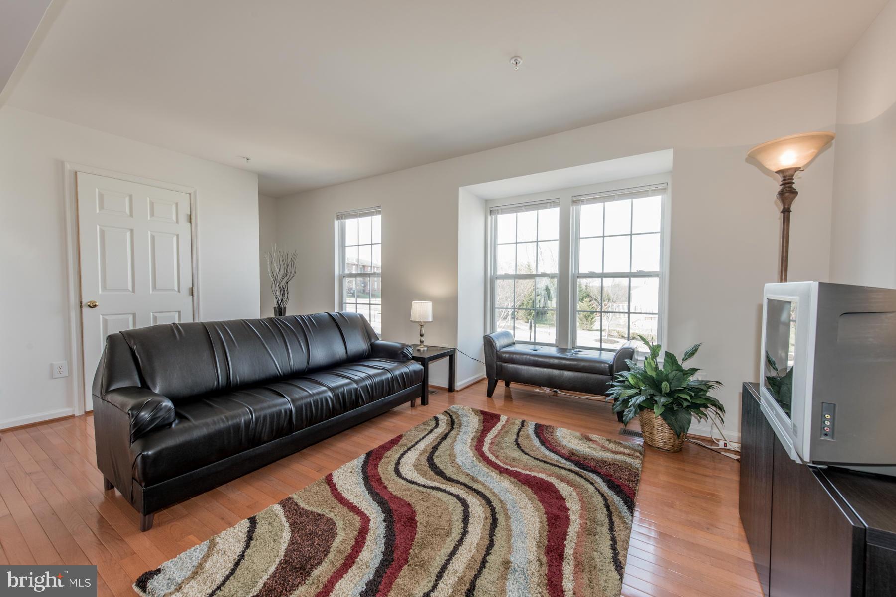 7601 Fairbrook Road Baltimore, MD 21244 - Photo 5 of 29 Living Room