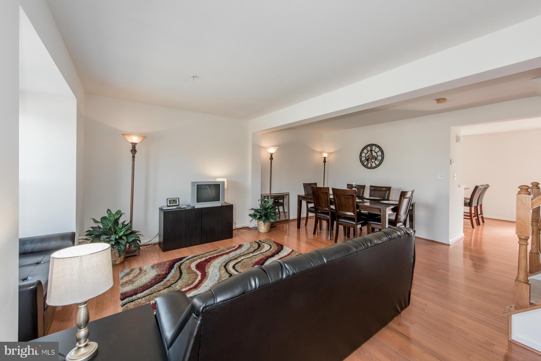 7601 Fairbrook Road Baltimore, MD 21244 - Photo 7 of 29 Living Room