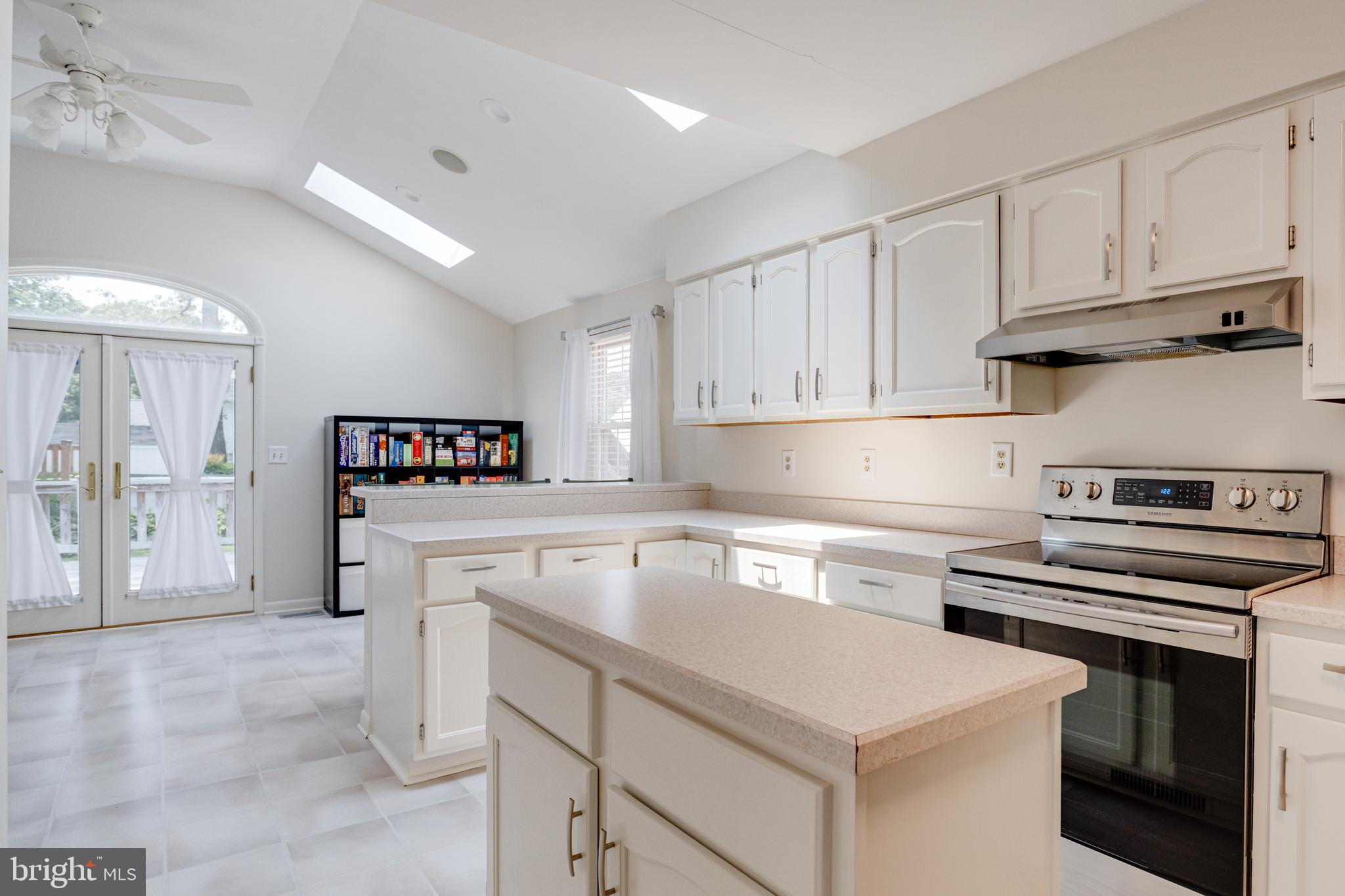 7704 Pecan Leaf Road Severn, MD 21144 - Photo 20 of 67 Kitchen with Island & breakfast bar