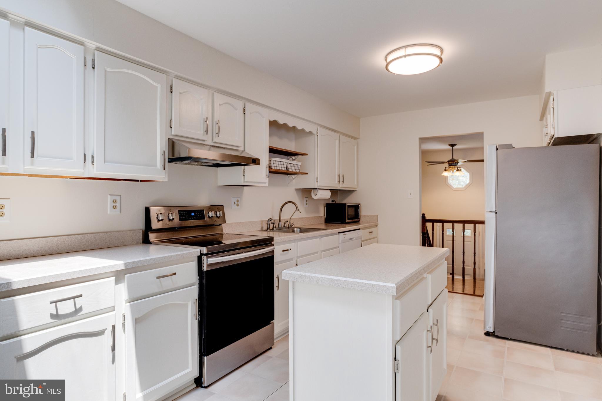 7704 Pecan Leaf Road Severn, MD 21144 - Photo 22 of 67 Kitchen with Island & breakfast bar